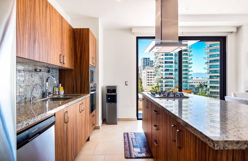 North Hotel Zone Copropriété | 5th-floor condo with partial ocean views, heated pool, sauna, gym, balcony, W/D