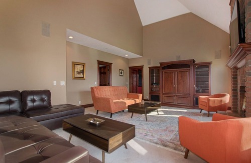 Hamilton Maison | * NOUVELLE LISTE * 6000 pi2 -10 acres, terrain de basket, salle de jeux, piscine, intimité!
