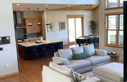 Ontario City Maison | 6 acre estate in Ontariowith lake views