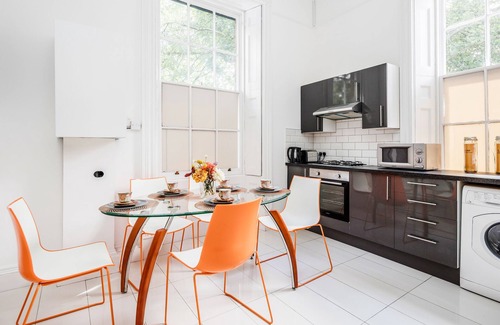 Canary Wharf Maison | 6 Apartments in a Mansion House for the Larger Groups sleeps up to 25