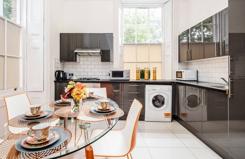 Canary Wharf Maison | 6 Apartments in a Mansion House for the Larger Groups sleeps up to 25