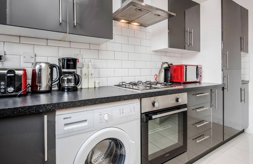 Canary Wharf Maison | 6 Apartments in a Mansion House for the Larger Groups sleeps up to 25