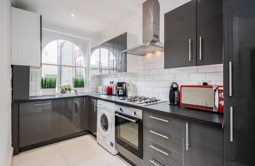 Canary Wharf Maison | 6 Apartments in a Mansion House for the Larger Groups sleeps up to 25