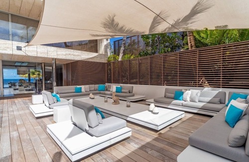 Anse des Flamands Villa | 6 BDRM Architectural Gem w Massage and Cinema