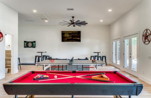 Johnson City Maison | 6 BDRM Wine Country Compound on 2 Acres! Pool/HotTub & Club House