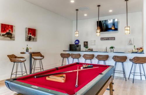Johnson City Maison | 6 BDRM Wine Country Compound on 2 Acres! Pool/HotTub & Club House
