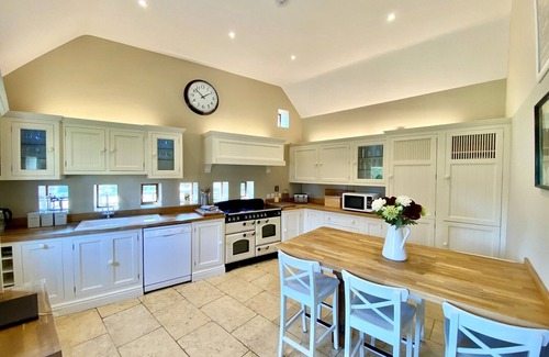 Eastleach Maison | 6 Bedroom, 4 Bathrooms, Cotswold House with Wood Fired Eco Hot Tub. Sleeps 11-14