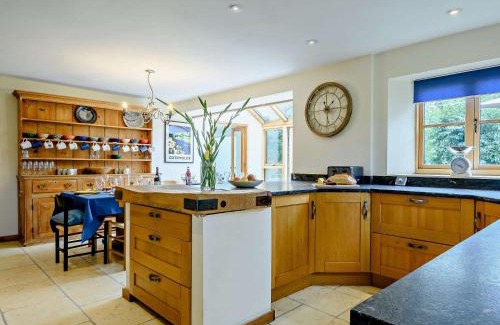 Lechlade Maison | 6 Bed in Lechlade 93251
