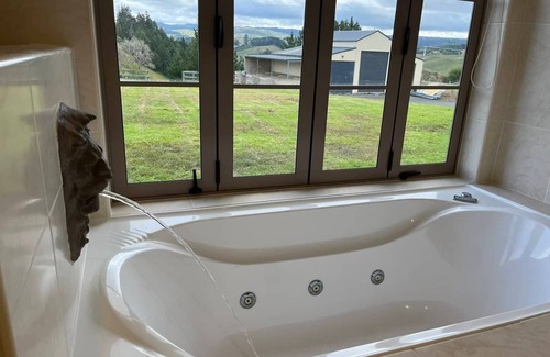 Wairoa Maison | 6 Bed room Villa with swimming pool, spa and tennis court in Tauranga