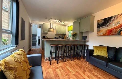 Sheffield Maison | 6 Bedroom Chalet with Secure Parking