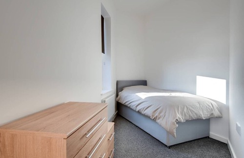 Barnsley Maison | 6 BEDROOM HMO SHARED HOUSE SUITABLE FOR CONTRACTORS / COMPANY LET