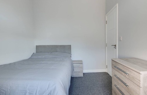 Barnsley Maison | 6 BEDROOM HMO SHARED HOUSE SUITABLE FOR CONTRACTORS / COMPANY LET