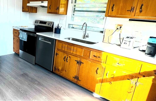Barnegat Light Maison | 6-bedroom ocean-block renovated duplex in wonderful Barnegat Light with AC, WiFi