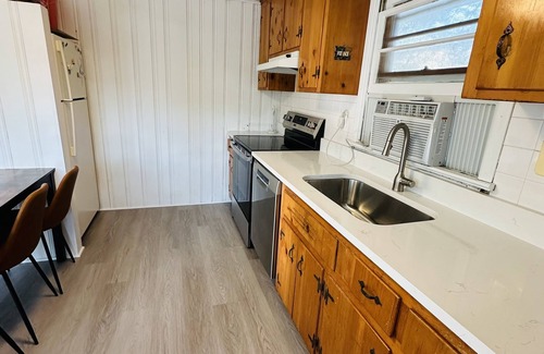 Barnegat Light Maison | 6-bedroom ocean-block renovated duplex in wonderful Barnegat Light with AC, WiFi
