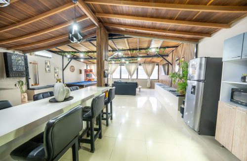 La Candelaria Appartement | 6 bedroom penthouse with pool table- 1 block from Lleras park p4