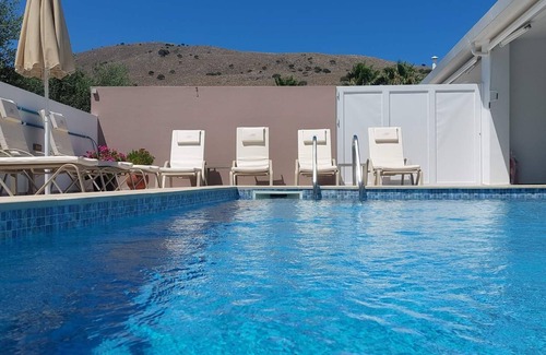 Georgioupolis Villa | 6 chambres à pied de la plage et du centre de Georgioupolis