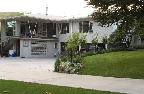 Rotoorangi Maison | 6 bedrooms, Close to rowing, Velodrome, field days