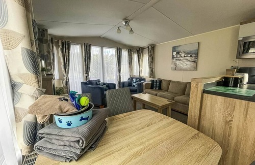 Wells-next-the-Sea Maison | 6 berth caravan with WiFi at Wells-next-the-Sea in Norfolk ref 72032T