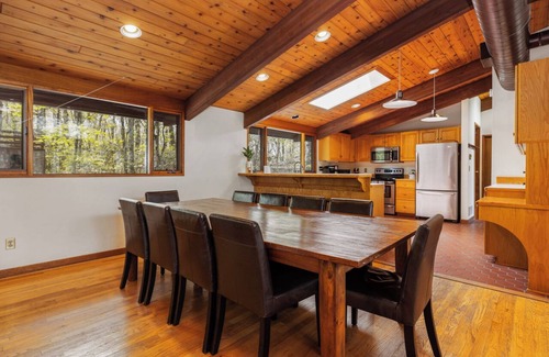 Wintergreen Cabine | 6 BR home, NEW HOT TUB, EV Charger.Walk to slopes! Close to wineries & breweries