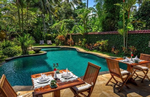 Lodtunduh Villa | 6-BR Entouré d'un superbe petit-déjeuner jardin inclus pour 12 personnes.
