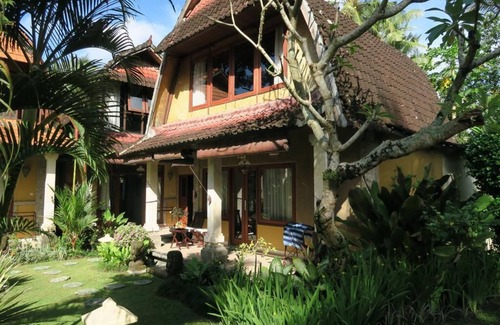Lodtunduh Villa | 6-BR Entouré d'un superbe petit-déjeuner jardin inclus pour 12 personnes.