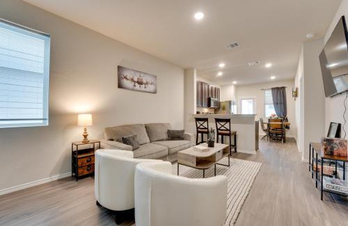 West San Antonio Maison | 6 Mi to AFB Pool and Hot Tub Haven with Game Room