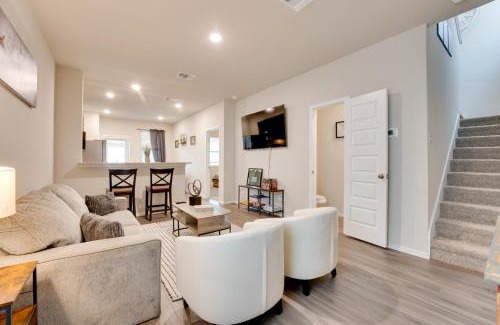 West San Antonio Maison | 6 Mi to AFB Pool and Hot Tub Haven with Game Room