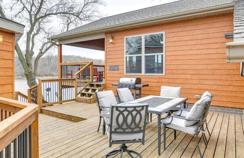 Pella Maison | 6 Mi to Dtwn Pella Riverfront Cabin with Game Room!