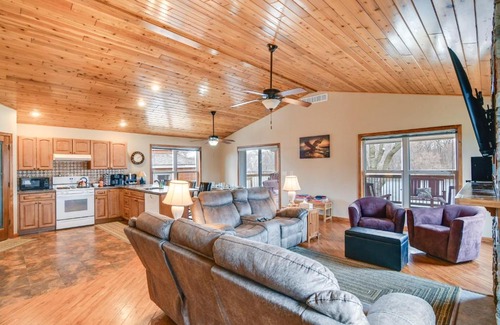 Pella Maison | 6 Mi to Dtwn Pella Riverfront Cabin with Game Room!