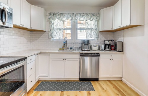 Primos Secane Maison | 6 Mi to Eagles Games: Stylish Philly Townhome!