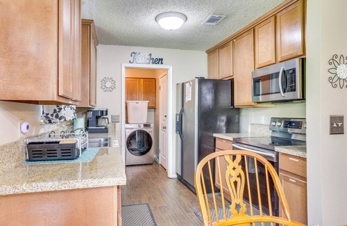 Lufkin Cottage | 6 Mi to Ellen Trout Zoo: Family Home w/ Yard!
