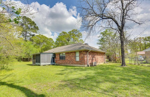 Lufkin Cottage | 6 Mi to Ellen Trout Zoo: Family Home w/ Yard!
