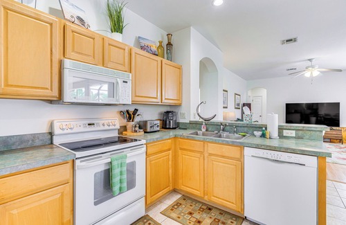Beachwalk Isles Maison | 6 Mi to Fort Myers Beach: Lakefront Home w/Pool