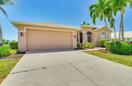 Beachwalk Isles Maison | 6 Mi to Fort Myers Beach: Lakefront Home w/Pool