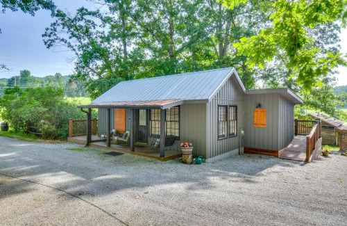 Clarkesville Maison | 6 Mi to Helen Mtn-View Retreat with Hot Tub!