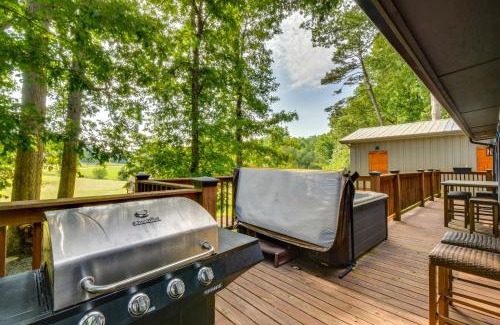 Clarkesville Maison | 6 Mi to Helen Mtn-View Retreat with Hot Tub!