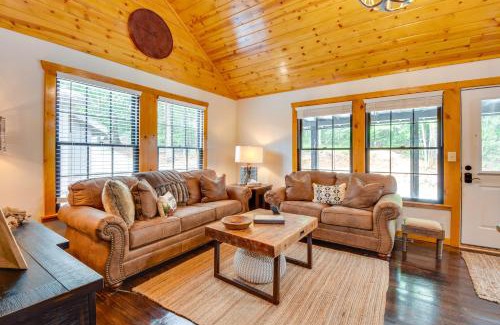Clarkesville Maison | 6 Mi to Helen Mtn-View Retreat with Hot Tub!