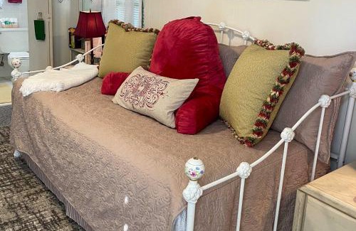 College Park Appartement | 6 Mi to Palm Beach Studio with Pool Access!