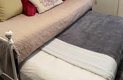 College Park Appartement | 6 Mi to Palm Beach Studio with Pool Access!