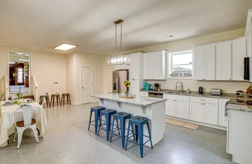 Hollywood Appartement | 6 Mi to Scottsboro Apt with Furnished Porch