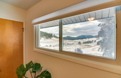 Conifer Cottage | 6 Mi to Staunton State Park: Conifer Home w/ Deck