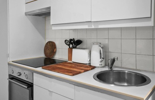 Greenslopes Maison | 6 Min to CBD Self-Contained Studio