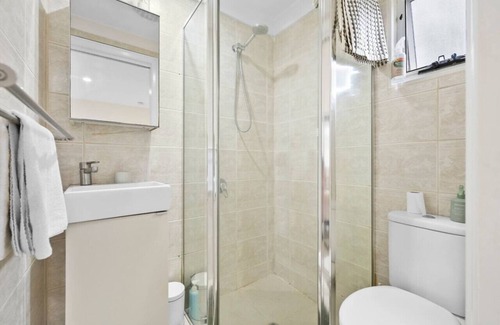Greenslopes Maison | 6 Min to CBD Self-Contained Studio