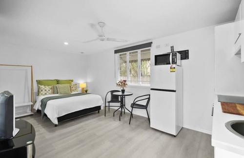 Greenslopes Maison | 6 Min to CBD Self-Contained Studio