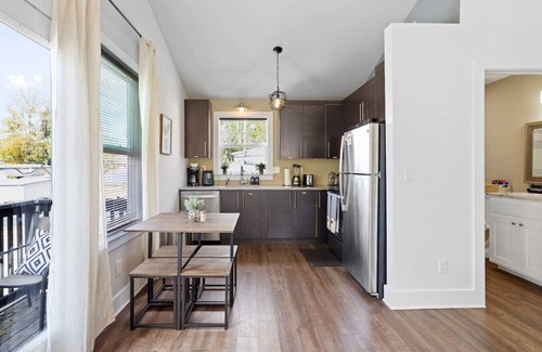East Nashville Maison | 5 Mins to Downtown | 2 Bed + 1 Bath | 2 Car Garage