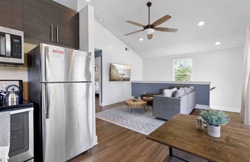 East Nashville Maison | 5 Mins to Downtown | 2 Bed + 1 Bath | 2 Car Garage
