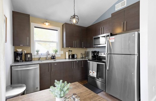 East Nashville Maison | 5 Mins to Downtown | 2 Bed + 1 Bath | 2 Car Garage