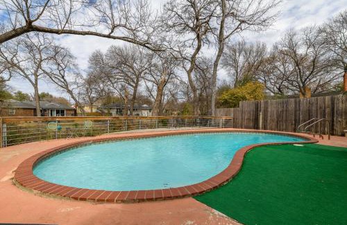 White Rock Hills Maison | 6 Queen Bed Home Near White Rock POOL & DECK!