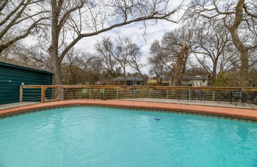 White Rock Hills Maison | 6 Queen Bed Home Near White Rock POOL & DECK!