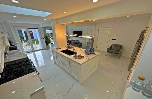 Beylikduzu Villa | 6-room Villa with Private Pool and Garden